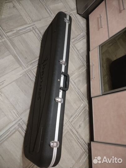 Пластиковый кейс для бас гитары/ обмен