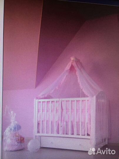 Детская кроватка с маятником