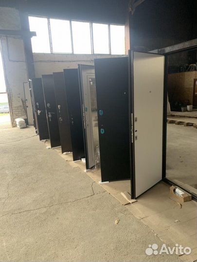 Дверь входная теплая с зеркалом металлическая