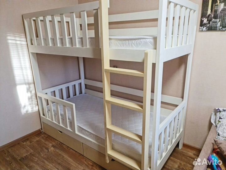 Двухъярусная кровать из массива