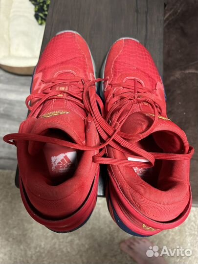 Баскетбольные кроссовки adidas