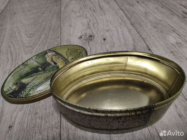 Жестяная банка с крышкой