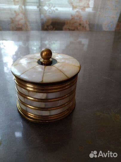 Шкатулка из перламутра и латуни