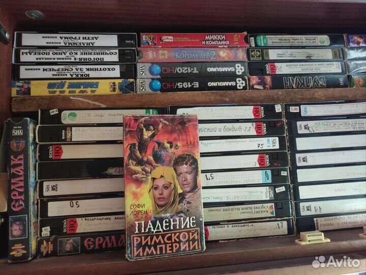 Видеокассеты с фильмами и мультами