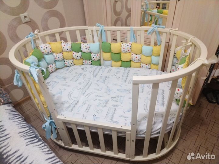 Детская кроватка с маятником