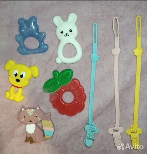 Игрушки, щётка, нагрудники,слюнявчики,посуда