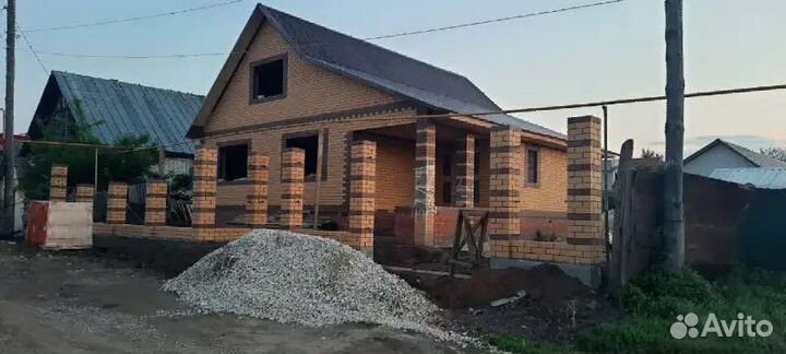 Бригада строителей каменщики