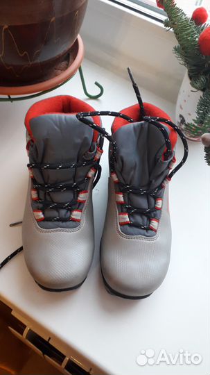 Продам детские лыжные ботинки 32 размера