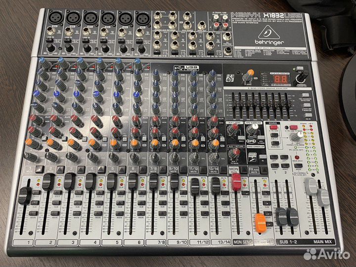 Микшерный пульт Behringer Xenyx X 1832USB