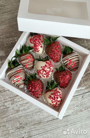 Клубника и бананы в шоколаде, букеты из клубники