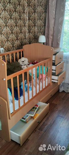 Детская кроватка с маятником и ящиком