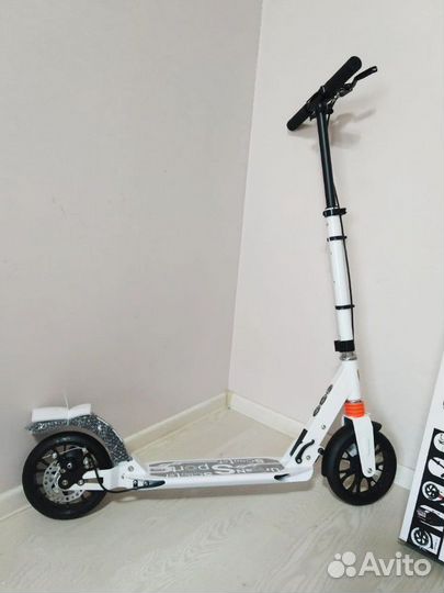 Двухколесный самокат с ручным дисковым тормозом