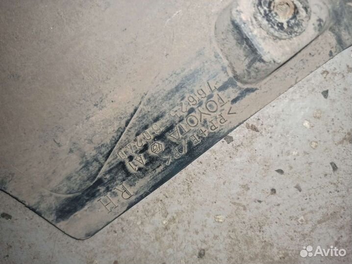 Брызговик задний правый Toyota Land Cruiser 200