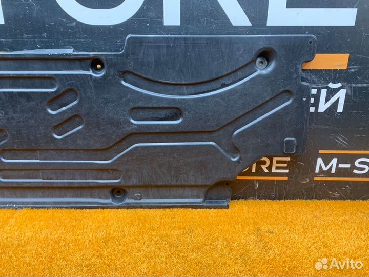 Защита днища кузова правая Mercedes-Benz C-Class