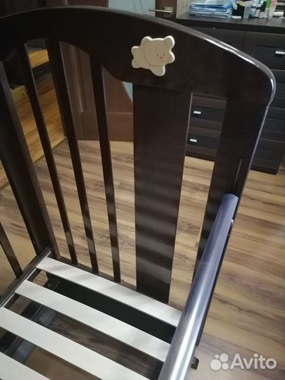 Детская кроватка с маятником