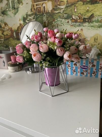 Композиция из искусственных цветов