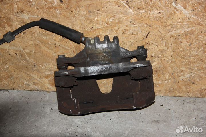 Тормозной суппорт на peugeot 308 перед.левый