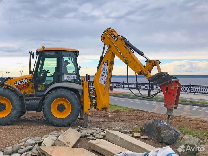 Экскаватор-погрузчик JCB с гидромолотом