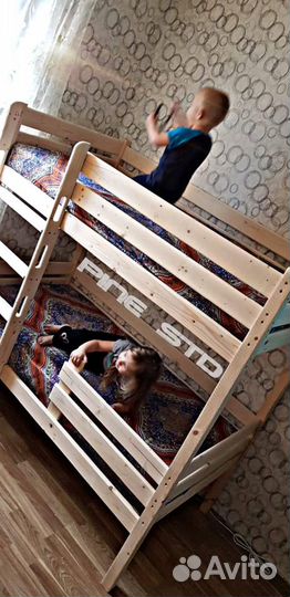 Двухъярусная кровать с безопасной лестницей
