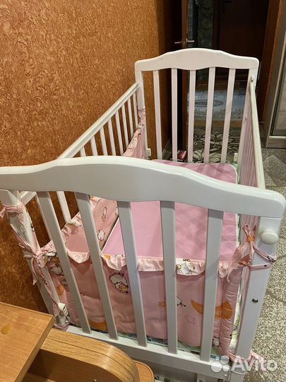 Детская кроватка с маятником белая