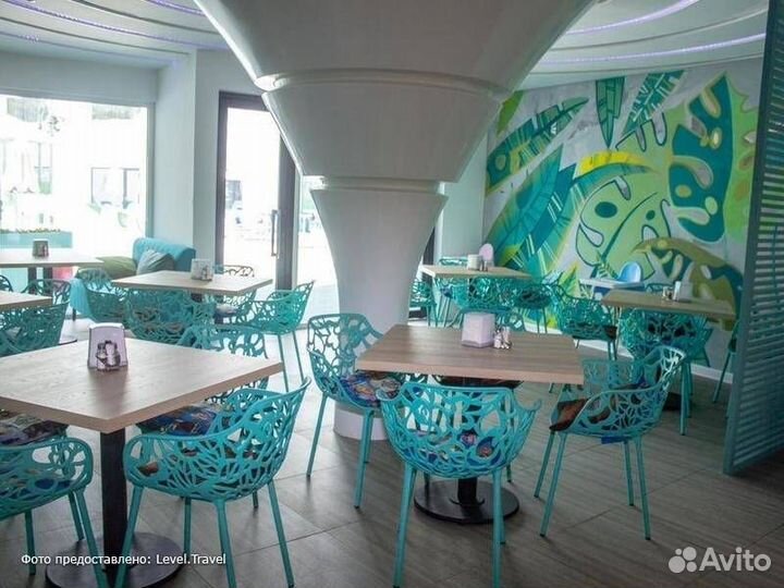 Официант шведской линии