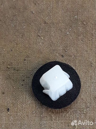 Мазда клипса пластиковая mazda