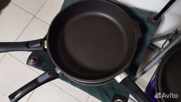 Сковорода литая, утолщенное дно титан Нева