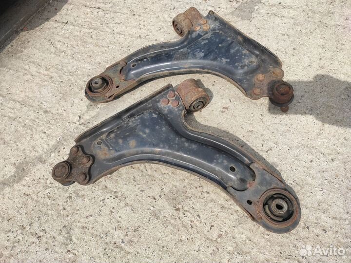 Рычаг подвески передний на Opel Meriva A