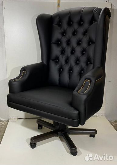 Офисное кресло в кабинет