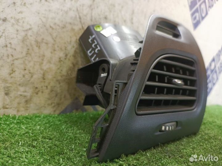 Дефлектор обдува передний правый Renault Fluence