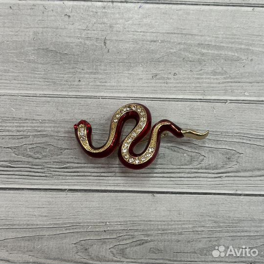 Брошь змея красная