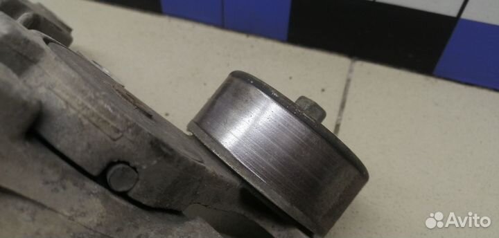 Кронштейн ролика-натяжителя руч. ремня Land Cruise