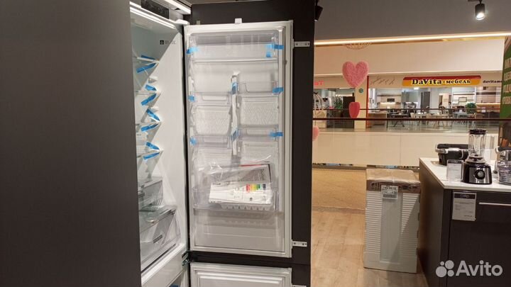 Встраиваемый холодильник Whirpool WHC20T352