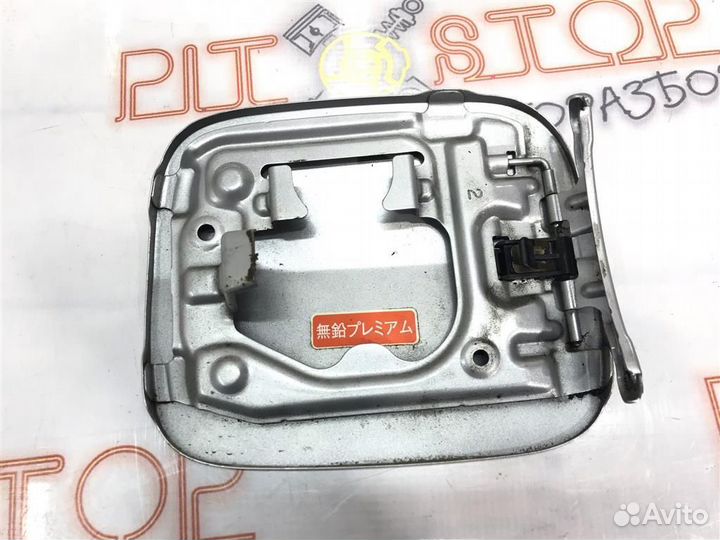 Лючок бензобака Toyota Avensis (AZT250,AZT251,ZZT