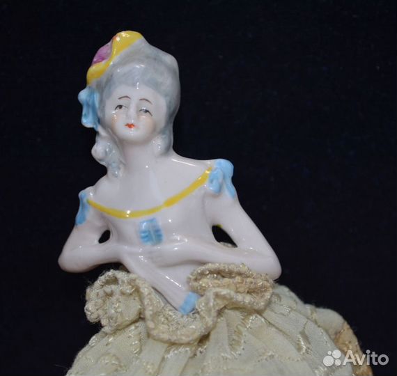 Фарфоровая статуэтка. игольница- девушка С веером
