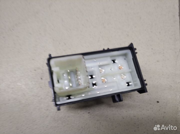 Кнопка стеклоподъемника Hi Lux 2015