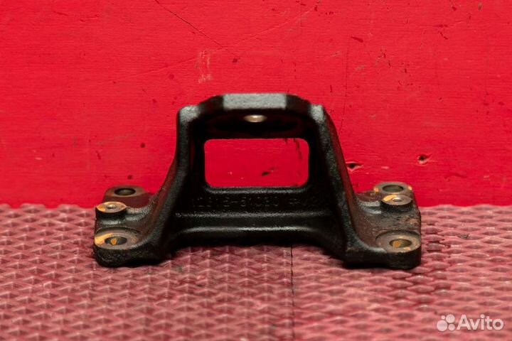 Кронштейн опоры двигателя правый Toyota Land
