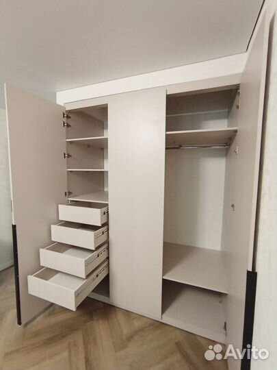 Распашной шкаф встроенный