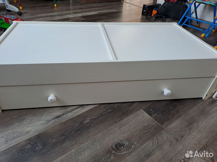 Детская кроватка с маятником