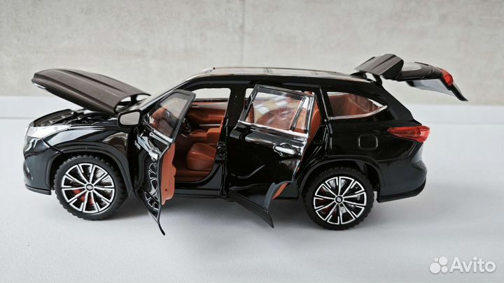 Модель Toyota Highlander масштаб 1:24