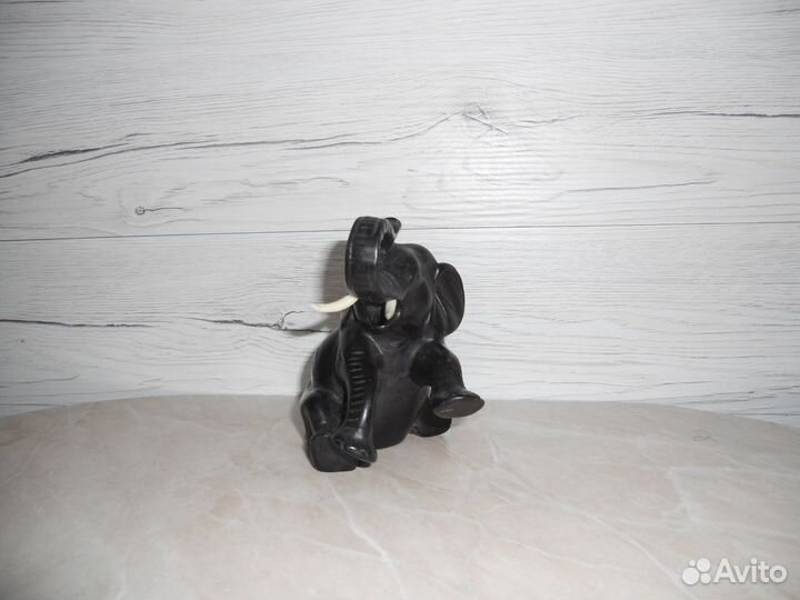 Деревянная статуэтка