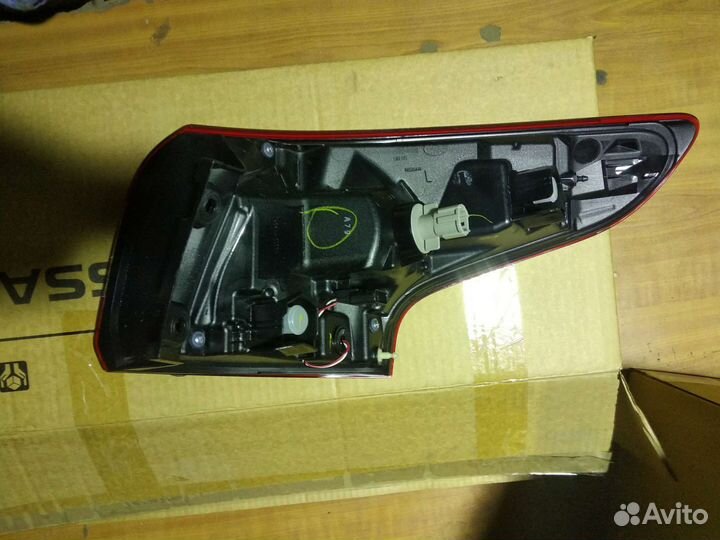 Фонарь задний левый наружный Nissan Qashqai J11