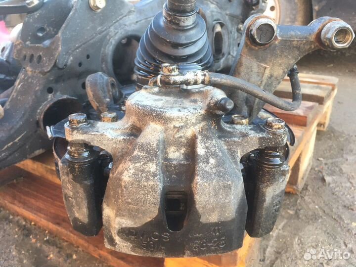 Toyota RAV4 передний тормозной суппорт