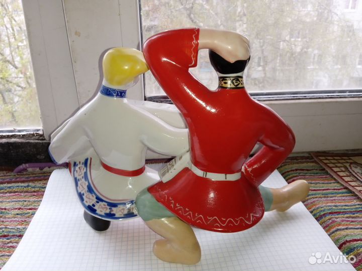 Фарфоровые статуэтки разные