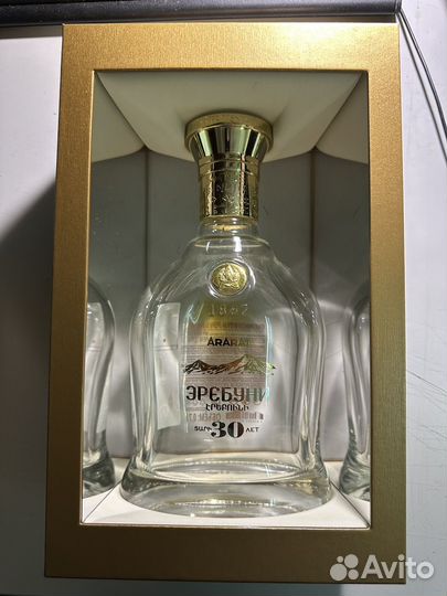 Бутылка и коробка от коньяка Арарат Эребуни