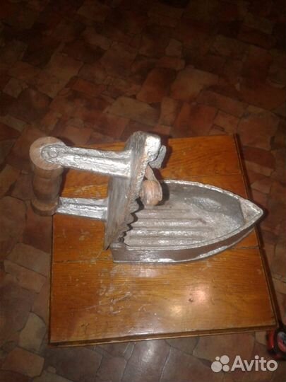 Старинный угольный утюг