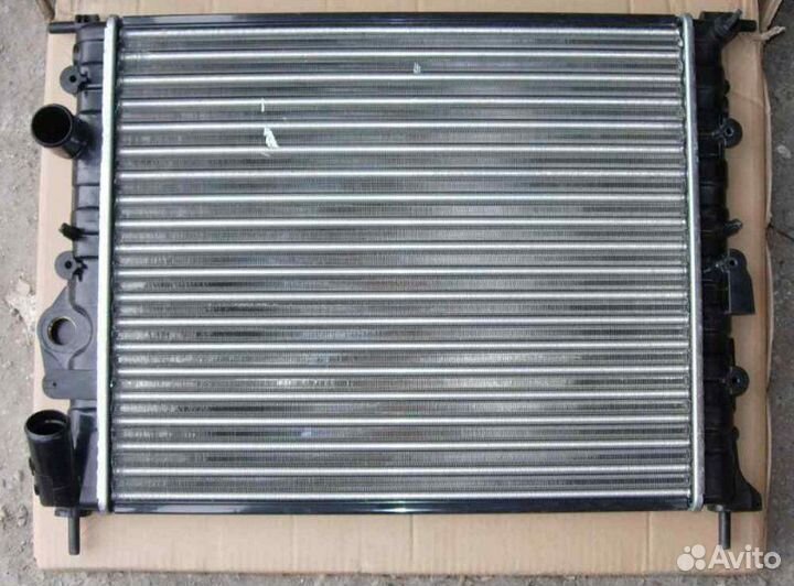 Радиатор охлаждения двигателя Renault Logan