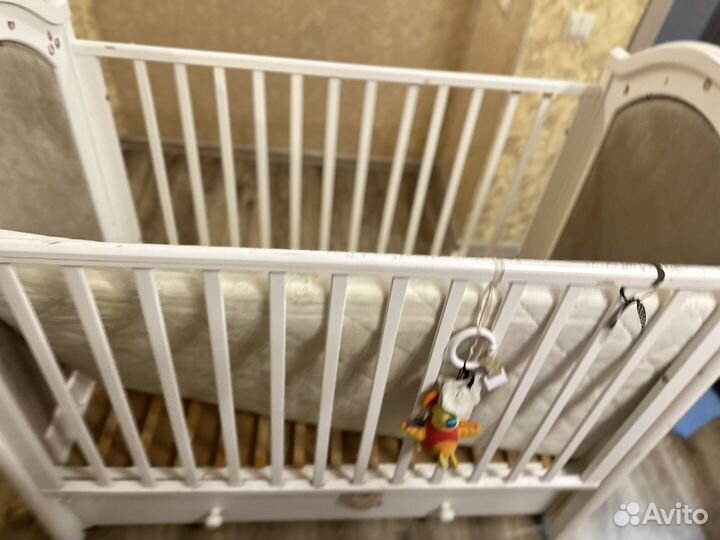 Детская кроватка с маятником и комодом