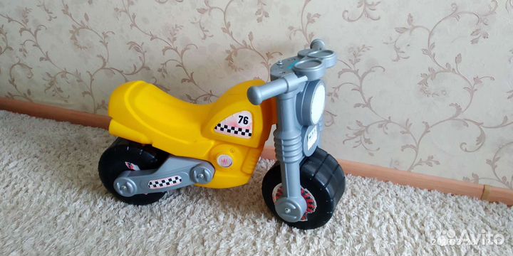 Мотоцикл беговел цвета желтый, белый и зеленый