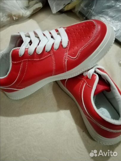Кроссовки новые р.38,5